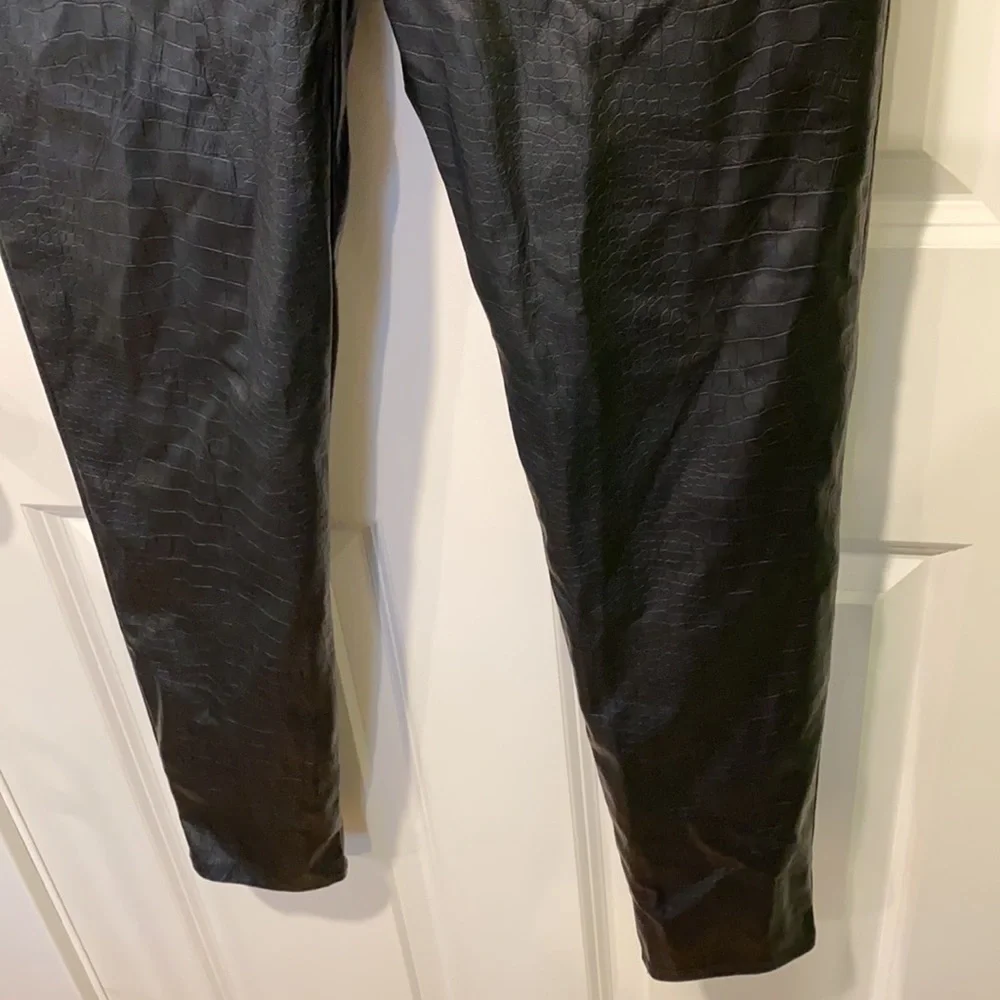 Nicole Miller NY Croc Embossed Skinny Pants EUC